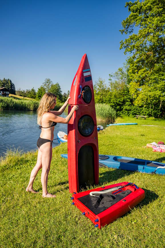 SUP-Board mit Paddel am Ufer, bereit für den Einstieg