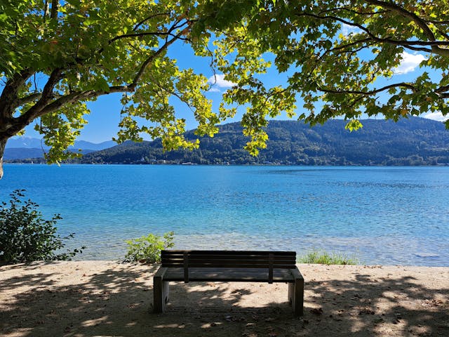 Wörthersee bei Krumpendorf mit türkisblauem Wasser